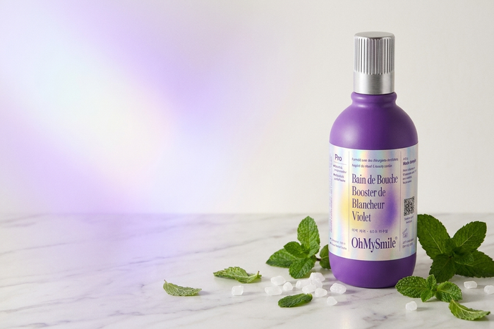 Flacon OhMySmile sur marbre avec menthe et cristaux — formule clean sans peroxyde