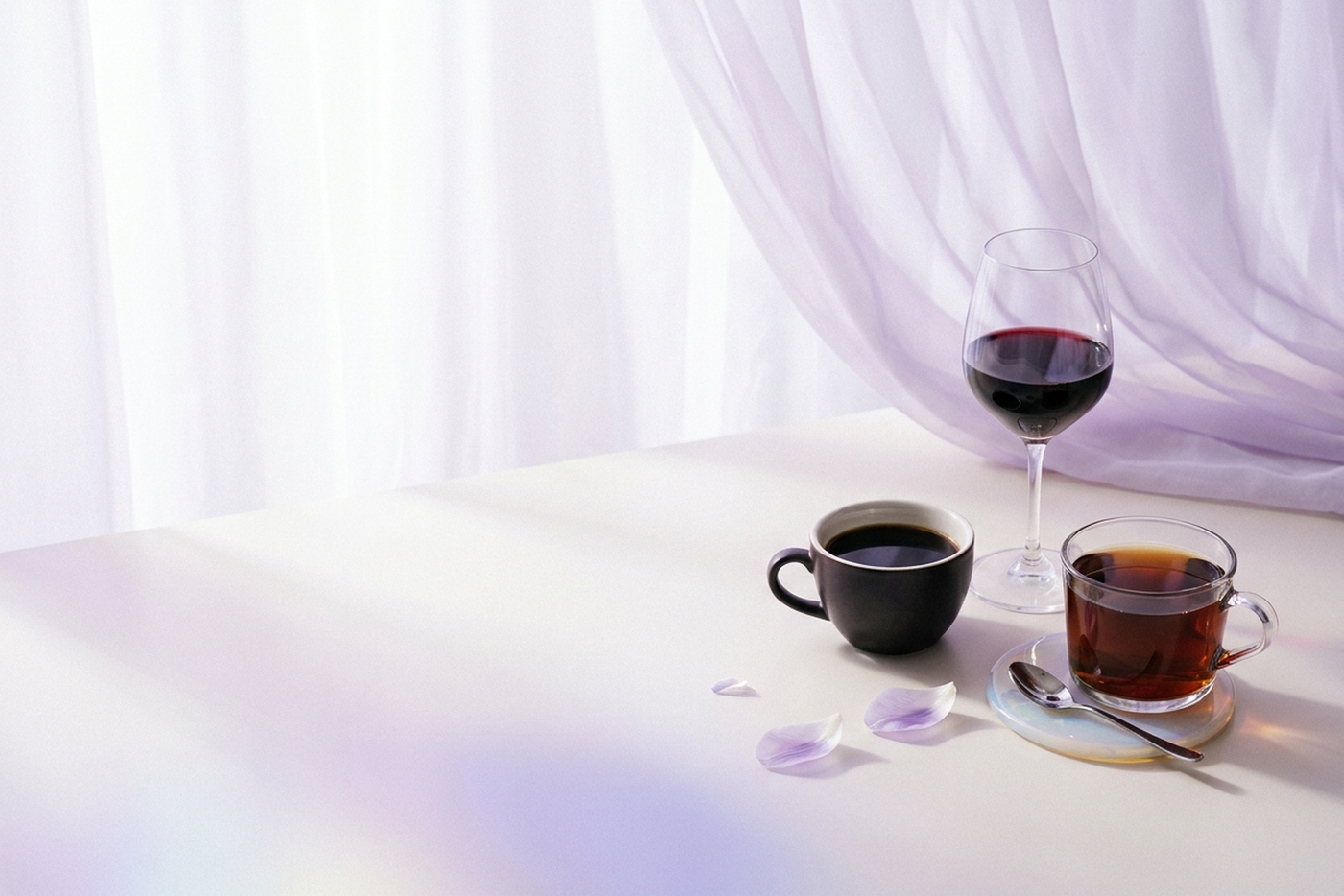 Café, thé et vin rouge en nature morte éditoriale — boissons qui tachent les dents