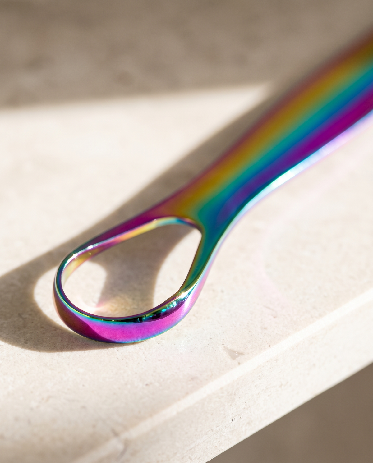 Macro sur la tête en boucle du racleur, finition PVD iridescente