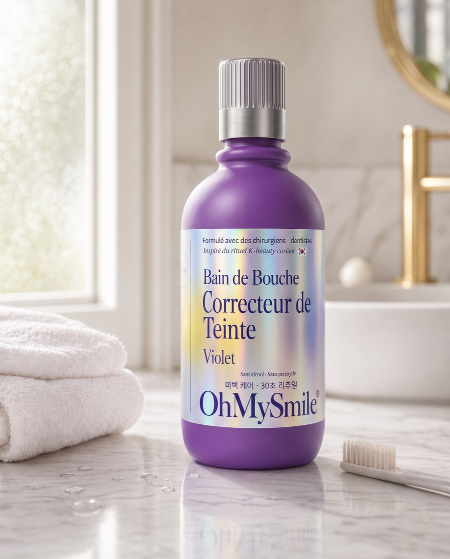 Bain de bouche violet OhMySmile® posé dans une salle de bain — routine matinale