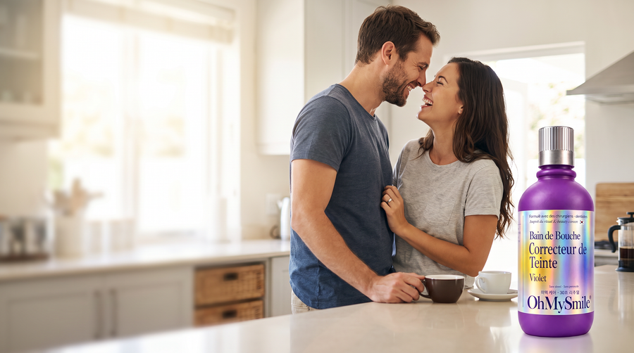 Couple qui rit de près dans la cuisine le matin, flacon OhMySmile sur le plan de travail